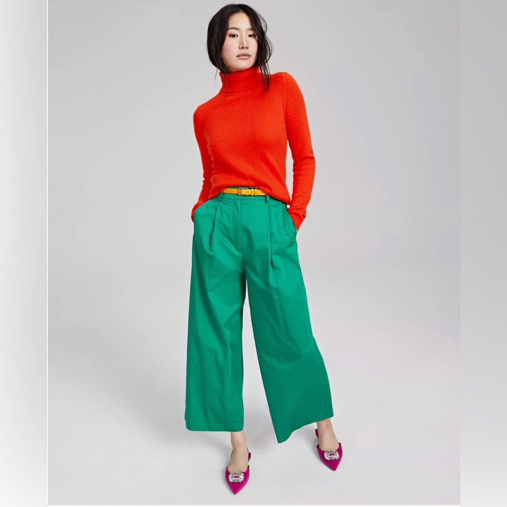 Women’s 100% cashmere turtleneck sweater.